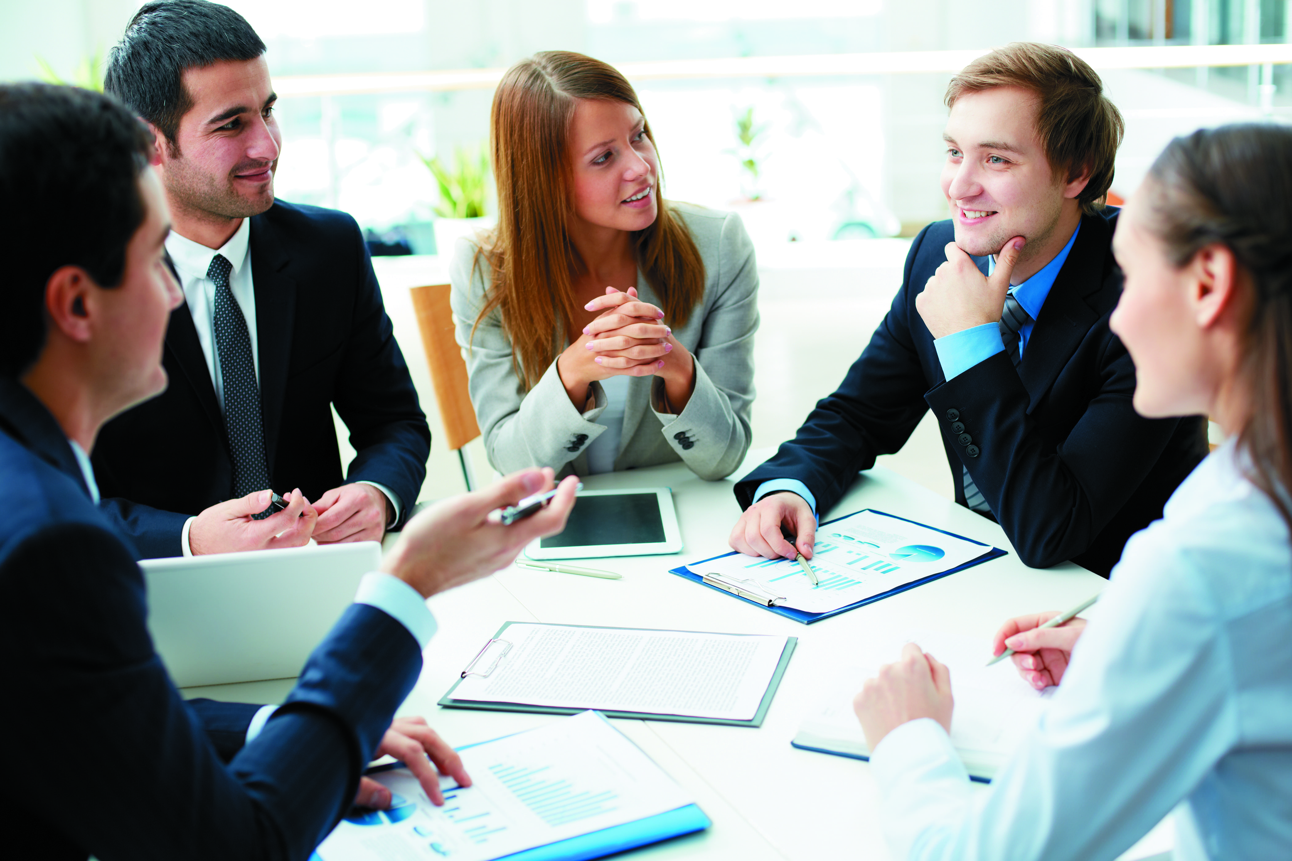 Réunion professionnelle en salle de séminaire